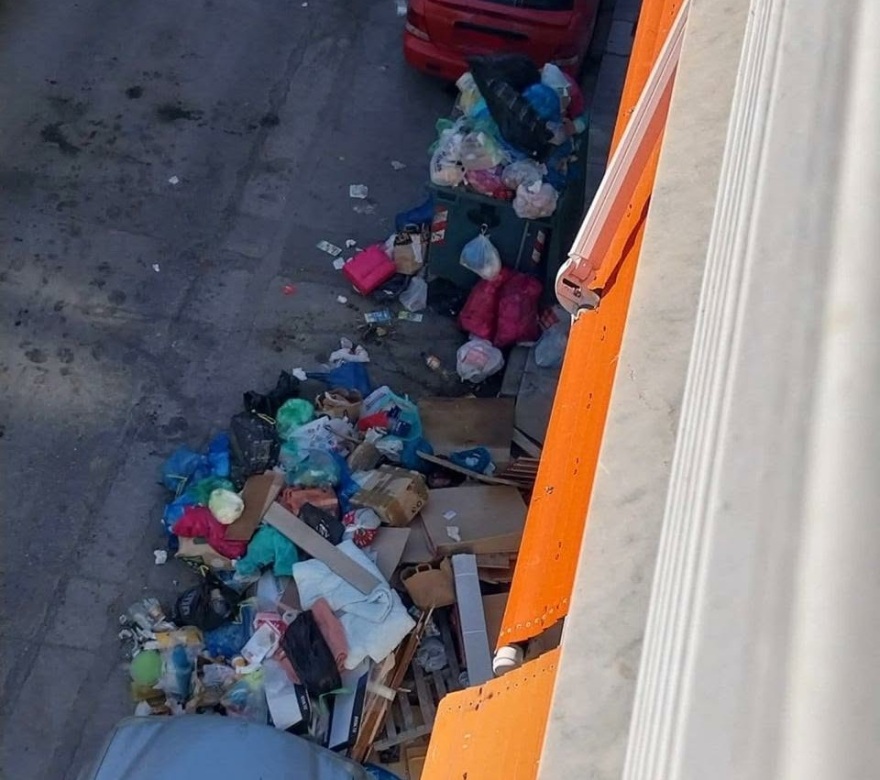 Δρόμος γέμισε σκουπίδια στη Θεσσαλονίκη, μήνυση κατ’ αγνώστων από τον δήμο