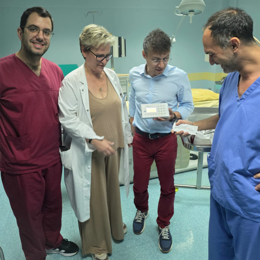 Ο δήμαρχος Μάνδρας έδωσε όλους τους μισθούς του 2025 για να δωρίσει στο Θριάσιο μηχάνημα για καρδιολογικές επεμβάσεις