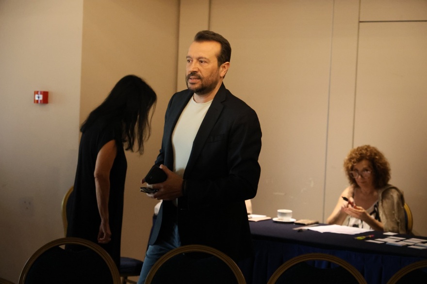 ΣΥΡΙΖΑ: Πολλές καρέκλες, λίγα μέλη της Κ.Ε στο ξενοδοχείο Wyndham, φιάσκο η κίνηση Πολάκη, Δούρου, Παππά