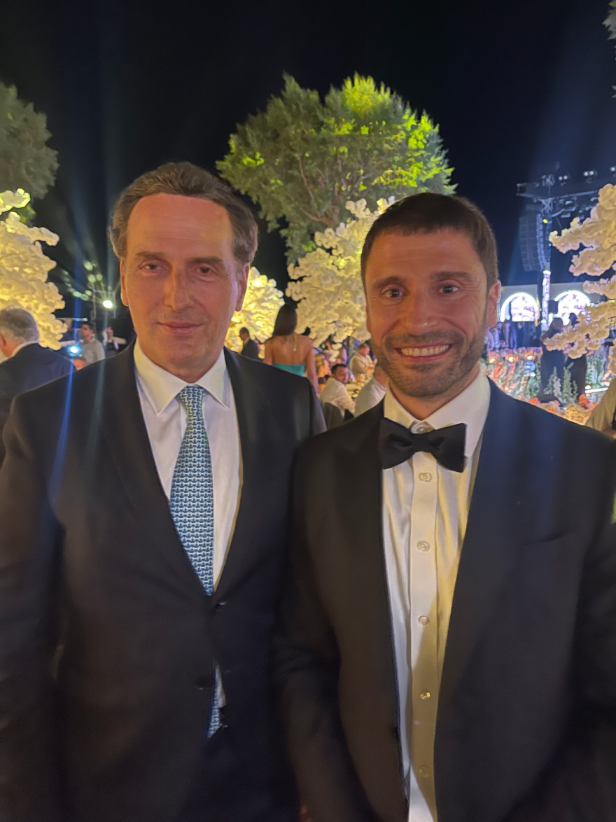 Λαμπερός γάμος στην Αθηναϊκή Ριβιέρα για τη Βαρβάρα Θεοδωρίκα και τον Γιάννη Μουτζούρη, βίντεο και φωτογραφίες
