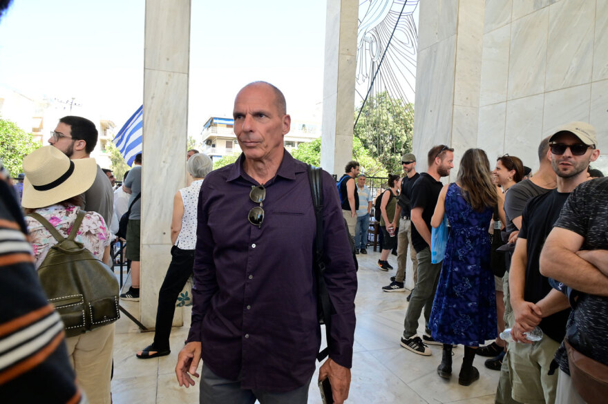 Πάολα Ρεβενιώτη: Το τελευταίο «αντίο» στο Α' Νεκροταφείο Αθηνών, παρών και ο Βαρουφάκης
