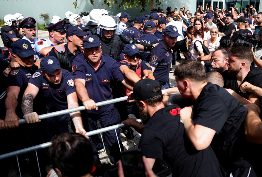 Καταζητούμενος για ναρκωτικά φέρεται να πλαστογράφησε τους τίτλους για το θέρετρο Κούσνερ στην Αλβανία: Λέει ότι του ανήκει η γη από την... Οθωμανική Αυτοκρατορία
