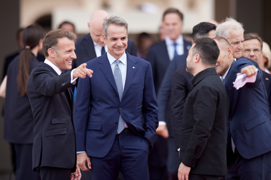 Στο Παρίσι ο Μητσοτάκης, για τη συνάντηση των 37 κρατών για την Ουκρανία - Παρών ο Ζελένσκι