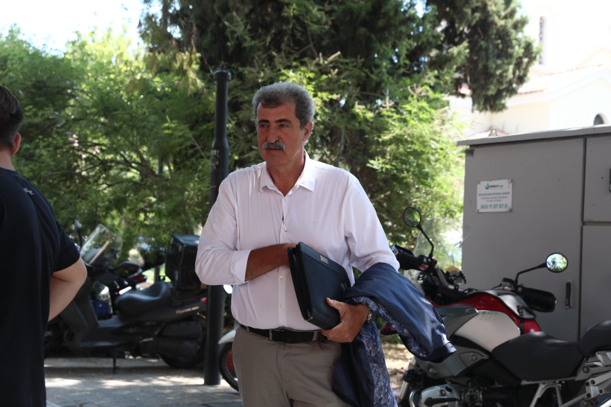 Ξεκίνησε η Πολιτική Γραμματεια του ΣΥΡΙΖΑ: Επιμένει στο δημοψήφισμα η Νεολαία, παραιτήθηκε η αναπληρώτρια γραμματέας Αναστασία Σαπουνά