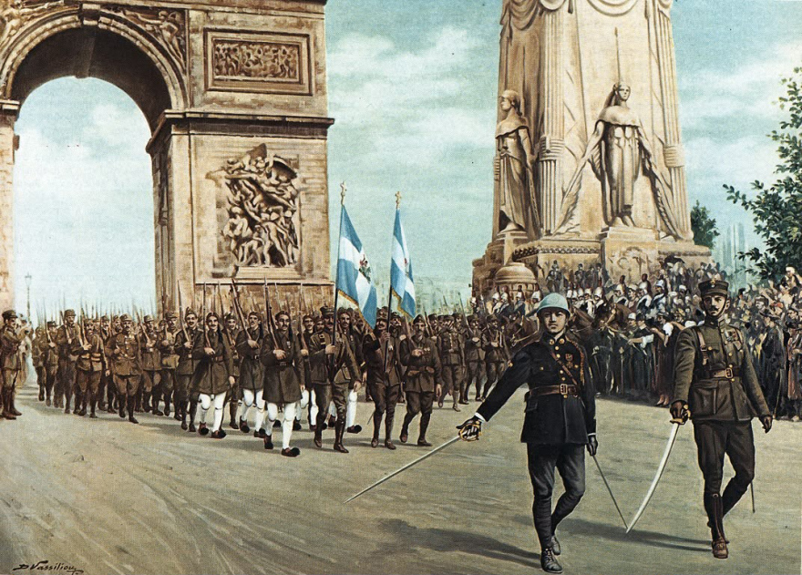 Συγκίνηση: Δείτε τον ελληνικό στρατό να παρελαύνει μπροστά από την Αψίδα του Θριάμβου για πρώτη φορά από το 1919, δείτε βίντεο και φωτογραφίες 