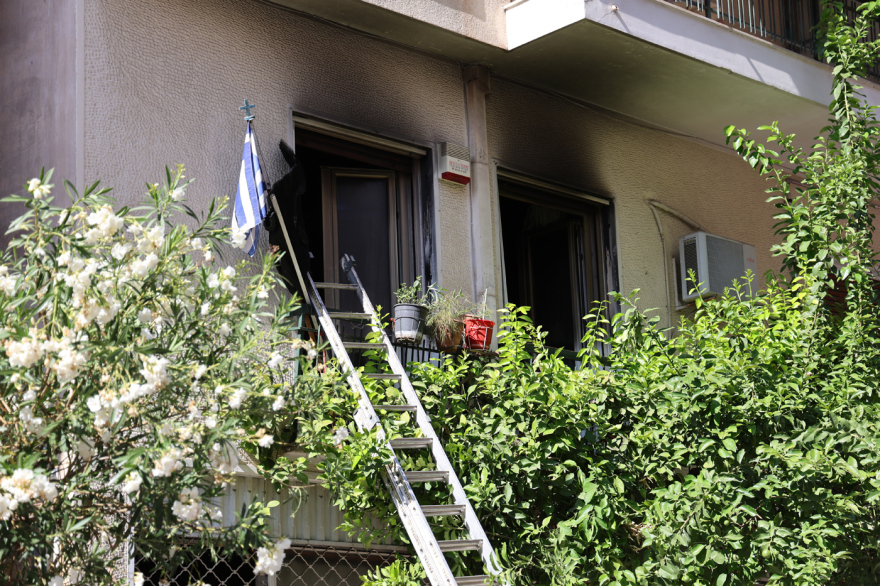 Τραγωδία στα Πατήσια: Νεκρή ηλικιωμένη από φωτιά σε διαμέρισμα, νοσηλεύεται σε πολύ σοβαρή κατάσταση ο σύζυγός της