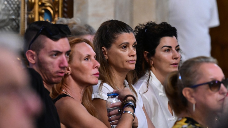 Το τελευταίο χειροκρότημα στη Μάρω Κοντού και οι συγκινητικοί επικήδειοι: «Ο Θεός δημιούργησε ένα πλάσμα αιθέριο, ελεύθερο και μαχητικό»