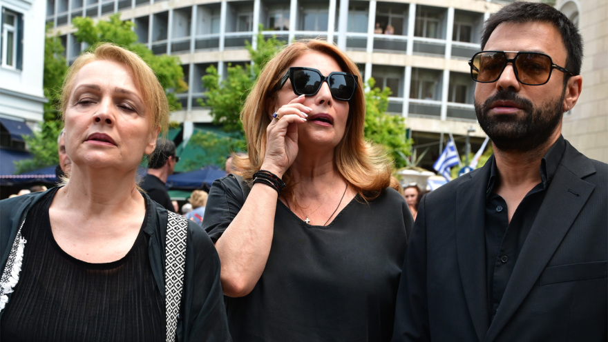 Το τελευταίο χειροκρότημα στη Μάρω Κοντού και οι συγκινητικοί επικήδειοι: «Ο Θεός δημιούργησε ένα πλάσμα αιθέριο, ελεύθερο και μαχητικό»