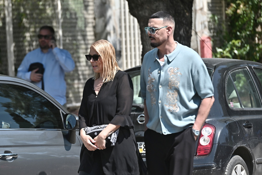 Συγγενείς και φίλοι αποχαιρέτισαν τον Λορέντζο Καριέρε, δείτε βίντεο και φωτογραφίες