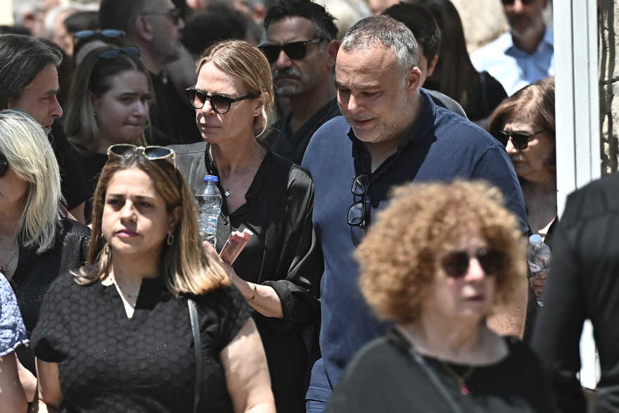 Συγγενείς και φίλοι αποχαιρέτισαν τον Λορέντζο Καριέρε, δείτε βίντεο και φωτογραφίες