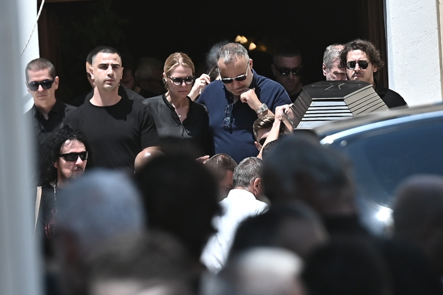 Συγγενείς και φίλοι αποχαιρέτισαν τον Λορέντζο Καριέρε, δείτε βίντεο και φωτογραφίες