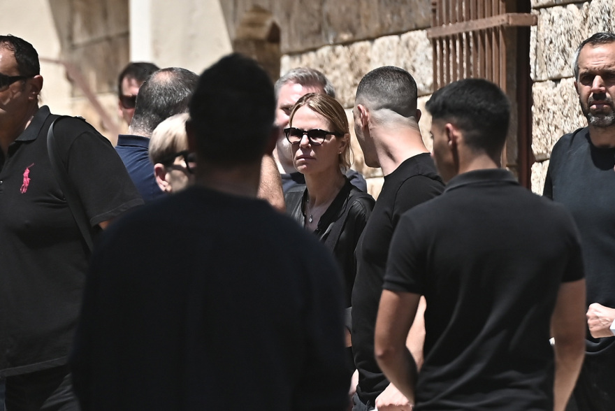 Συγγενείς και φίλοι αποχαιρέτισαν τον Λορέντζο Καριέρε, δείτε βίντεο και φωτογραφίες