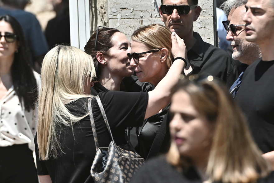 Συγγενείς και φίλοι αποχαιρέτισαν τον Λορέντζο Καριέρε, δείτε βίντεο και φωτογραφίες