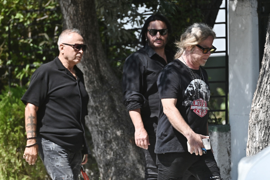 Συγγενείς και φίλοι αποχαιρέτισαν τον Λορέντζο Καριέρε, δείτε βίντεο και φωτογραφίες