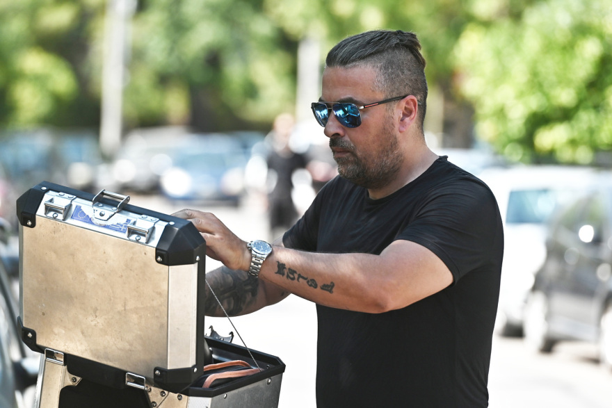 Συγγενείς και φίλοι αποχαιρέτισαν τον Λορέντζο Καριέρε, δείτε βίντεο και φωτογραφίες