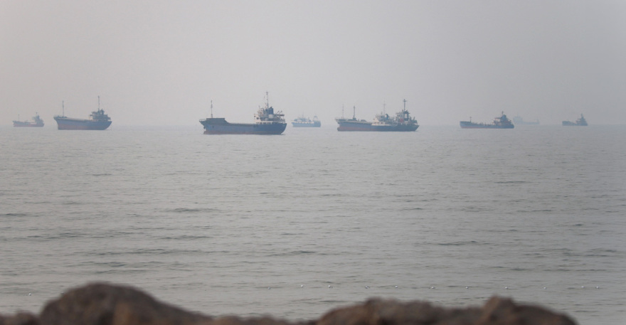 Τρία μέτωπα «κόκκινου συναγερμού» για τη ναυτιλία: Εκρήξεις στο Ορμούζ, νέες επιθέσεις στην Υεμένη και πλήγματα σε πλοία στην Οδησσό