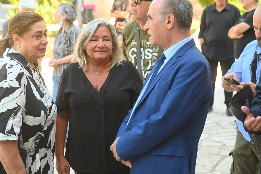 Το τελευταίο αντίο στη σπουδαία τραγουδίστρια Μαίρη Λίντα, δείτε βίντεο και φωτογραφίες