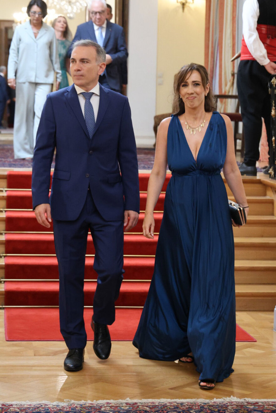 Οι εντυπωσιακές εμφανίσεις στο Προεδρικό Μέγαρο: Οι κυρίες που ψήφισαν κλασικό μαύρο, οι «ρομαντικές» επιλογές και το μοναδικό κουστούμι