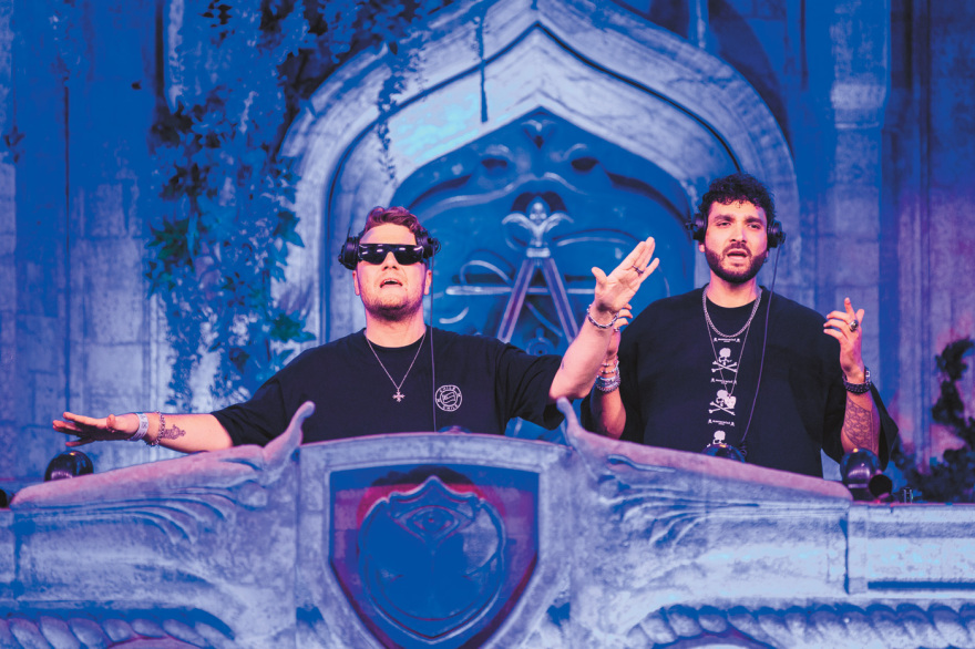 Στα decks της Μυκόνου: Οι διάσημοι dj, οι αμοιβές τους και οι sold out ξέφρενες μέρες και νύχτες