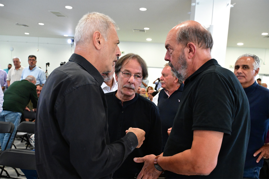 Ο Τσίπρας παρουσιάζει τις θέσεις της ΕΛΑΣ για την τοπική αυτοδιοίκηση, ποιοι δήμαρχοι και στελέχη δίνουν το «παρών», δείτε live