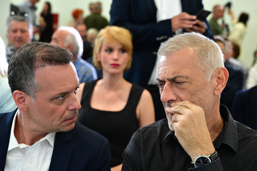 Ο Τσίπρας παρουσιάζει τις θέσεις της ΕΛΑΣ για την τοπική αυτοδιοίκηση, ποιοι δήμαρχοι και στελέχη δίνουν το «παρών», δείτε live
