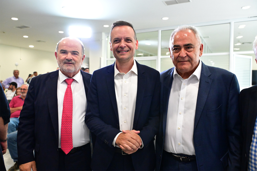 Ο Τσίπρας παρουσιάζει τις θέσεις της ΕΛΑΣ για την τοπική αυτοδιοίκηση, ποιοι δήμαρχοι και στελέχη δίνουν το «παρών», δείτε live