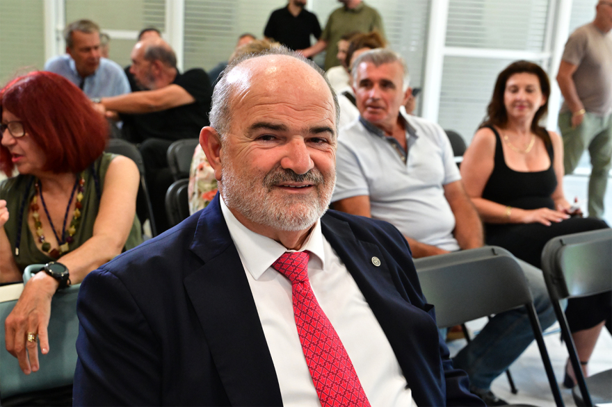 Ο Τσίπρας παρουσιάζει τις θέσεις της ΕΛΑΣ για την τοπική αυτοδιοίκηση, ποιοι δήμαρχοι και στελέχη δίνουν το «παρών», δείτε live