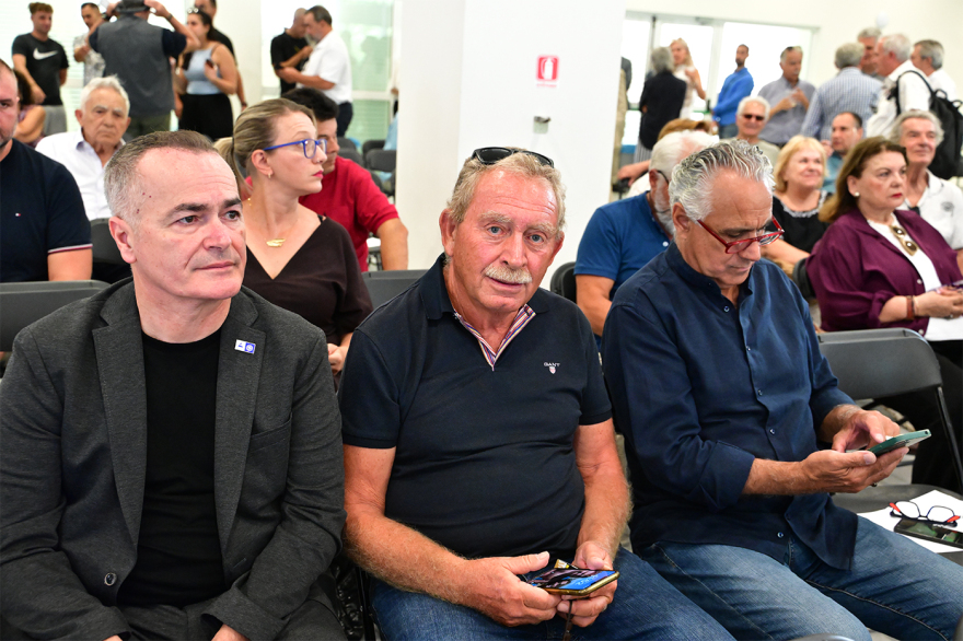 Ο Τσίπρας παρουσιάζει τις θέσεις της ΕΛΑΣ για την τοπική αυτοδιοίκηση, ποιοι δήμαρχοι και στελέχη δίνουν το «παρών», δείτε live
