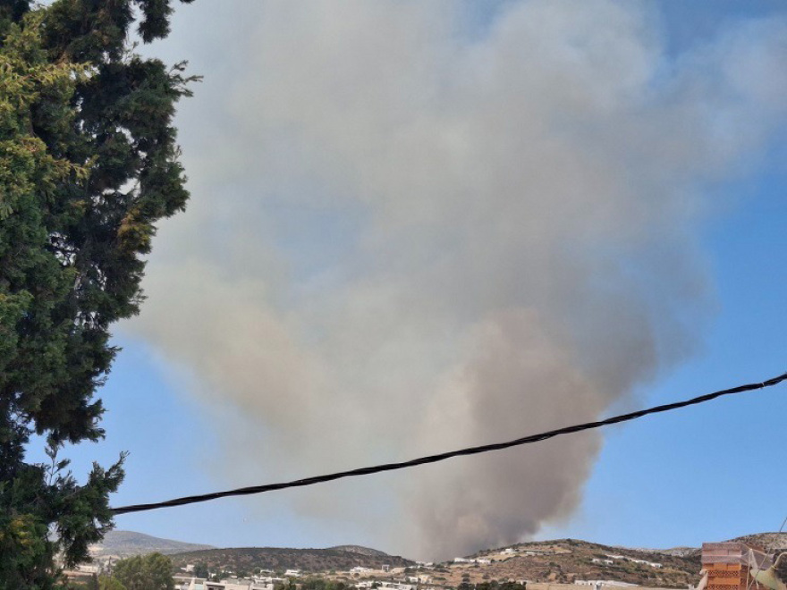 Ενισχύθηκαν οι δυνάμεις στη φωτιά της Πάρου: Σηκώθηκαν 14 εναέρια, 112 για εκκενώσεις 4 περιοχών, φτάνουν ενισχύσεις από Πειραιά, Σύρο και Νάξο