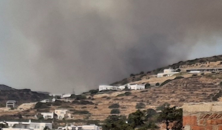 Ενισχύθηκαν οι δυνάμεις στη φωτιά της Πάρου: Σηκώθηκαν 14 εναέρια, 112 για εκκενώσεις 4 περιοχών, φτάνουν ενισχύσεις από Πειραιά, Σύρο και Νάξο