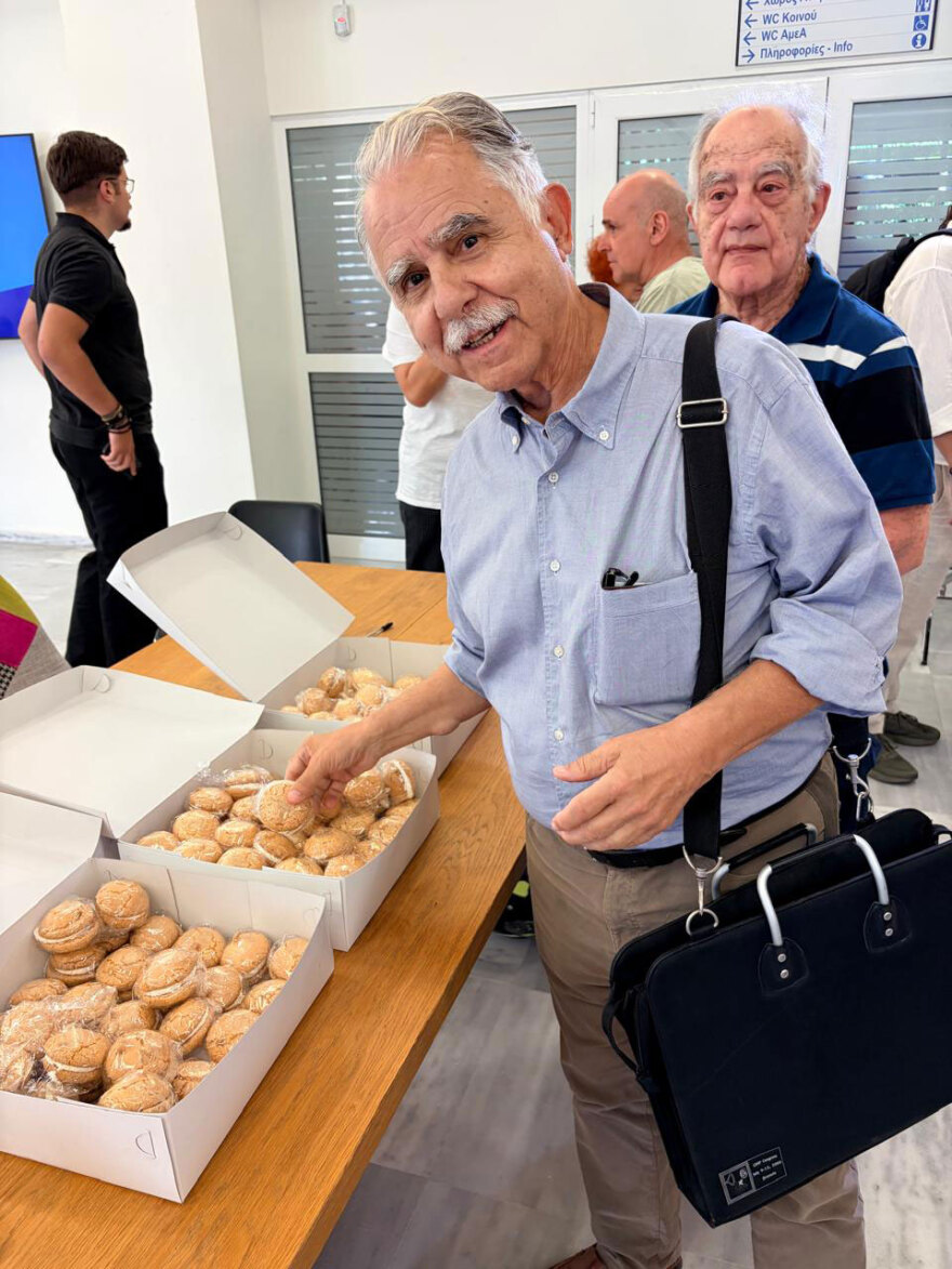 Τα κεράσματα και η τούρτα έκπληξη για τον Τσίπρα στην εκδήλωση της ΕΛΑΣ, δείτε βίντεο