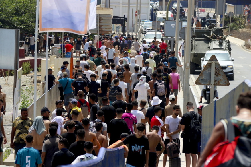 Από τους 60.000 μετανάστες που εισέβαλαν στη Θέουτα οι 37.500 επέστρεψαν στο Μαρόκο, λέει η ισπανική κυβέρνηση
