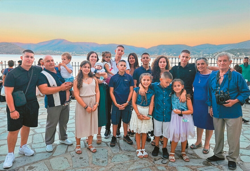 Είδος υπό εξαφάνιση οι υπερπολύτεκνοι στην Ελλάδα που γερνάει: Τα... δύο ταψιά μεσημεριανό, τα επιδόματα, η καθημερινότητά τους