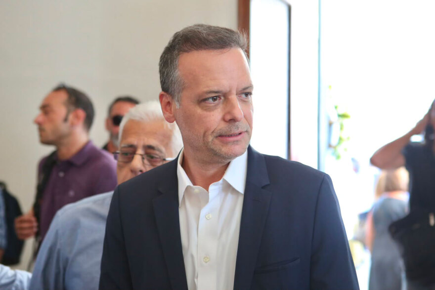 Με κλαρίνα και μοιρολόγια το τελευταίο αντίο στον Λάκη Χαλκιά στο A' Νεκροταφείο, συντετριμμένη η οικογένειά του
