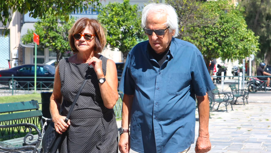 Λάκης Χαλκιάς: Συγκίνηση στο τελευταίο «αντίο» – Σε λαϊκό προσκύνημα η σορός του στο Α’ Νεκροταφείο Αθηνών Το τελευταίο αντίο στον Λάκη Χαλκιά στο A' Νεκροταφείο, σε λαϊκό προσκύνημα η σορός του - Σπάραξε η σύζυγός του