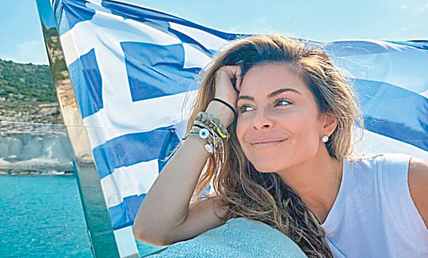 Το τάμα της Μαρίας Μενούνος: Γονατιστή στο κόκκινο χαλί της Παναγιάς της Τήνου για το προσκύνημα στη Χάρη Της