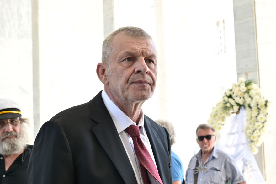 Φίλοι, συγγενείς και συνάδελφοι λένε το τελευταίο «αντίο» στον Νίκο Καλογερόπουλο, ποιοι δίνουν το «παρών»
