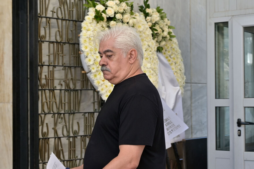 Φίλοι, συγγενείς και συνάδελφοι λένε το τελευταίο «αντίο» στον Νίκο Καλογερόπουλο, ποιοι δίνουν το «παρών»
