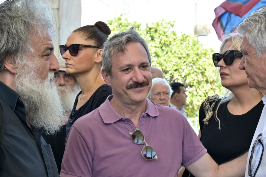 Φίλοι, συγγενείς και συνάδελφοι είπαν το τελευταίο αντίο στον Νίκο Καλογερόπουλο 