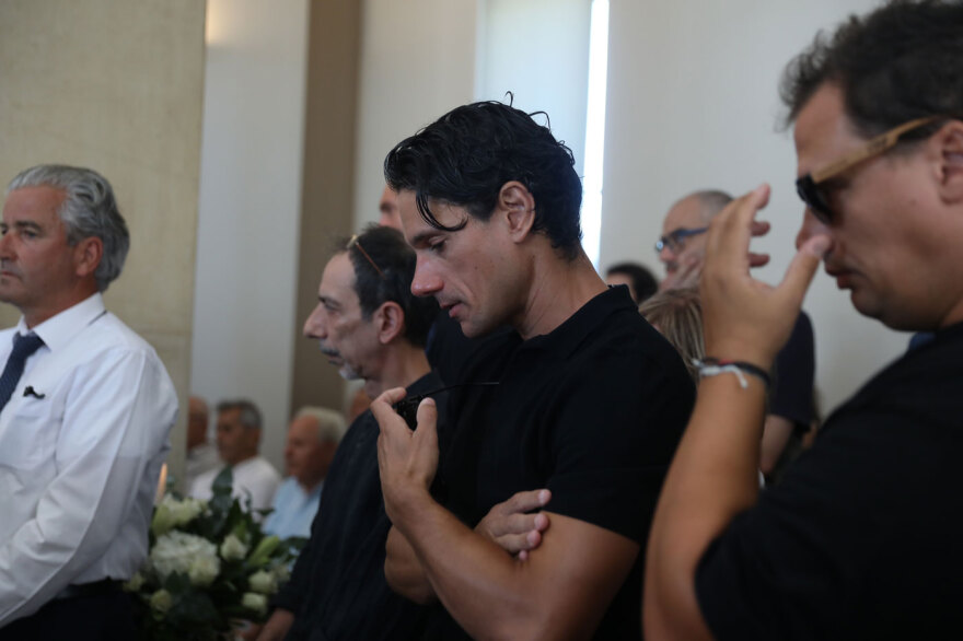 Φίλοι, συγγενείς και συνάδελφοι είπαν το τελευταίο αντίο στον Νίκο Καλογερόπουλο 