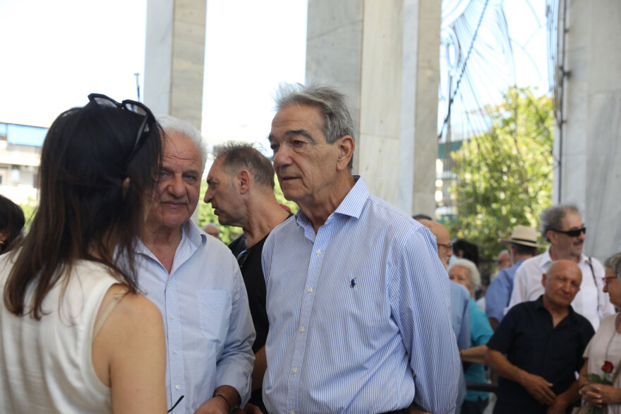 Φίλοι, συγγενείς και συνάδελφοι είπαν το τελευταίο αντίο στον Νίκο Καλογερόπουλο 