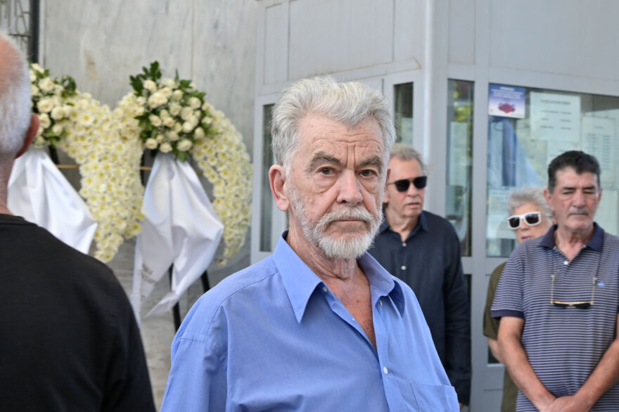 Φίλοι, συγγενείς και συνάδελφοι λένε το τελευταίο αντίο στον Νίκο Καλογερόπουλο, ποιοι δίνουν το «παρών»
