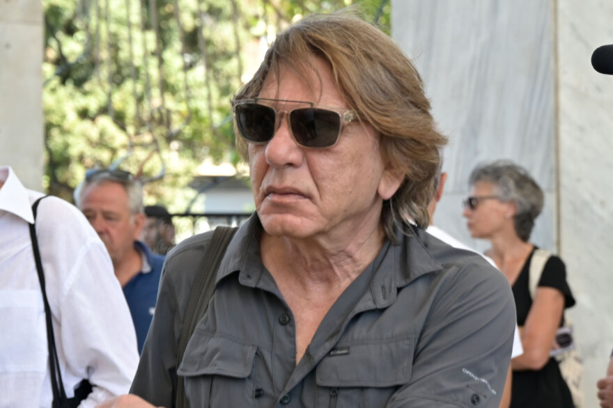 Φίλοι, συγγενείς και συνάδελφοι λένε το τελευταίο «αντίο» στον Νίκο Καλογερόπουλο, ποιοι δίνουν το «παρών»
