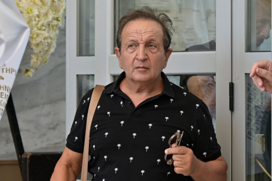 Φίλοι, συγγενείς και συνάδελφοι λένε το τελευταίο αντίο στον Νίκο Καλογερόπουλο, ποιοι δίνουν το «παρών»
