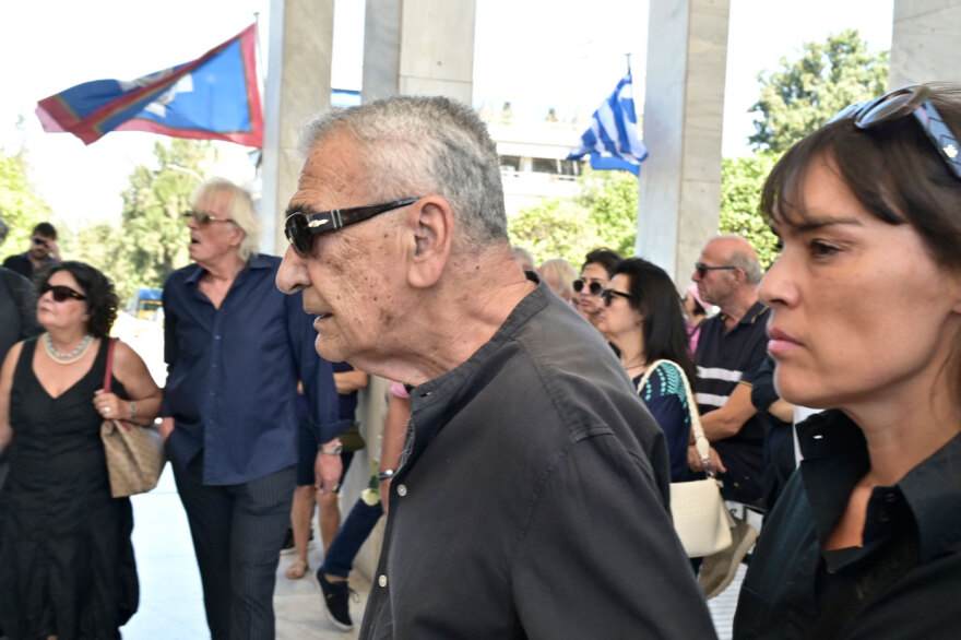 Φίλοι, συγγενείς και συνάδελφοι λένε το τελευταίο αντίο στον Νίκο Καλογερόπουλο, ποιοι δίνουν το «παρών»

