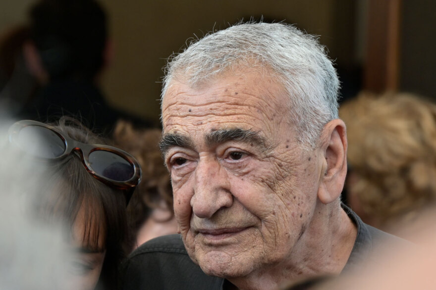 Φίλοι, συγγενείς και συνάδελφοι λένε το τελευταίο αντίο στον Νίκο Καλογερόπουλο, ποιοι δίνουν το «παρών»

