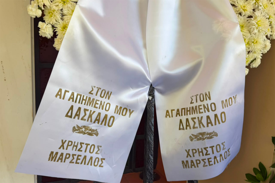 Συγκίνησε ο ιερέας στην κηδεία του Στέλιου Ράμφου για τις τελευταίες στιγμές του: Κατέβασε το πετραχήλι για να καλυφθεί με τη χάρη του Θεού