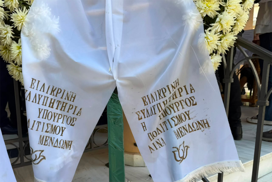 Συγκίνησε ο ιερέας στην κηδεία του Στέλιου Ράμφου για τις τελευταίες στιγμές του: Κατέβασε το πετραχήλι για να καλυφθεί με τη χάρη του Θεού