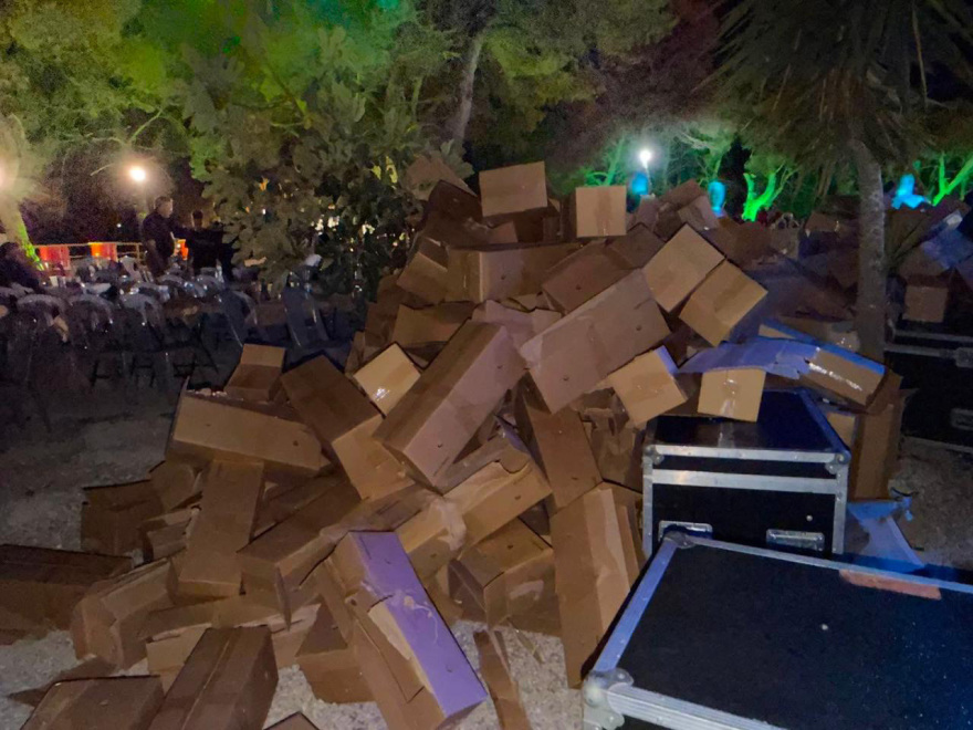 Έφεραν κλαρκ με παλέτες πιάτα σε πανηγύρι στη Ζάκυνθο και τα έσπασαν στην πίστα, δείτε εικόνες και βίντεο