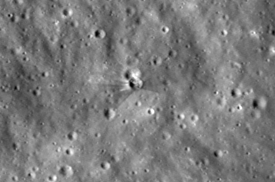 Η NASA έδωσε τις πιο καθαρές εικόνες από τον κρατήρα διαμέτρου 18 μ. που άνοιξε στη Σελήνη πύραυλος της SpaceX